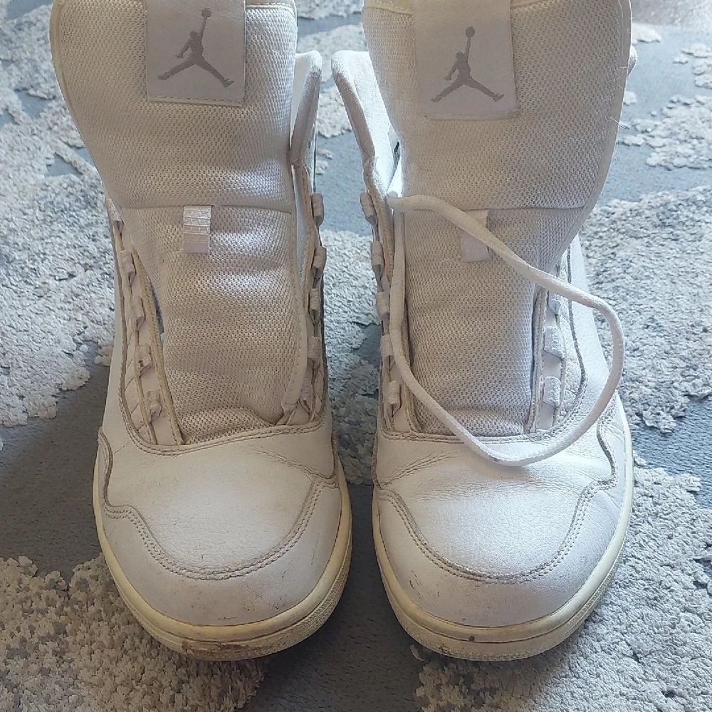 Jordan White Athletic High-Top SneakersSize  10.5